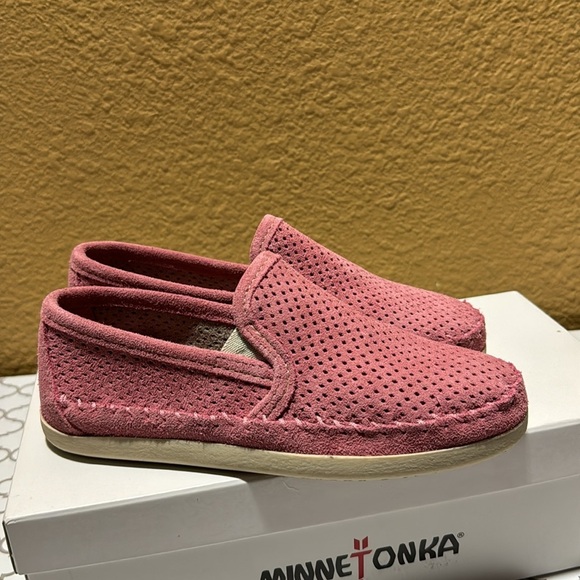 Minnetonka Women's Pacific Rose Suede Leather Slip On Shoes Moccasin . Size 6 - Picture 3 of 9